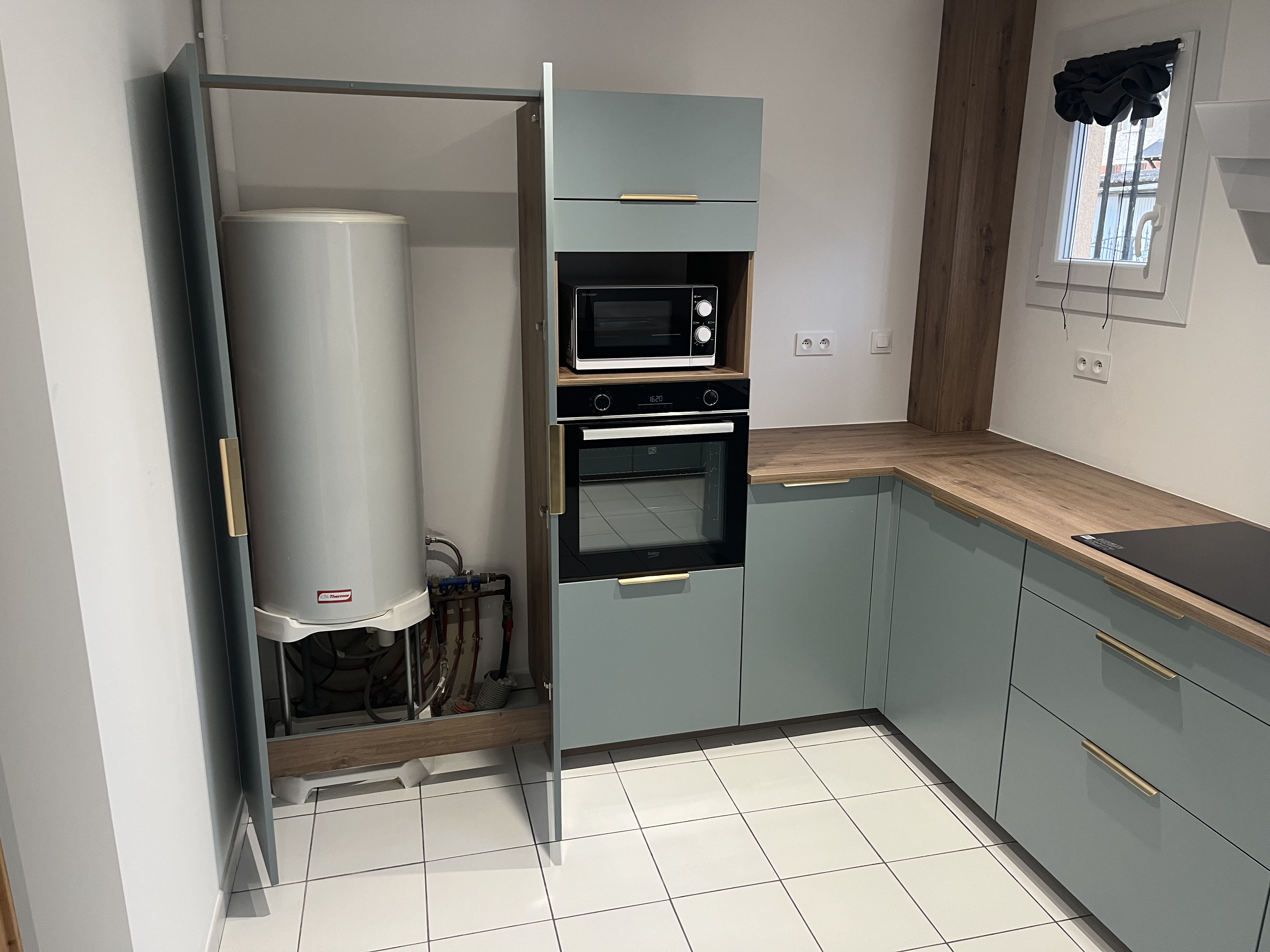Cuisine avec aménagement pour ballon d’eau chaude