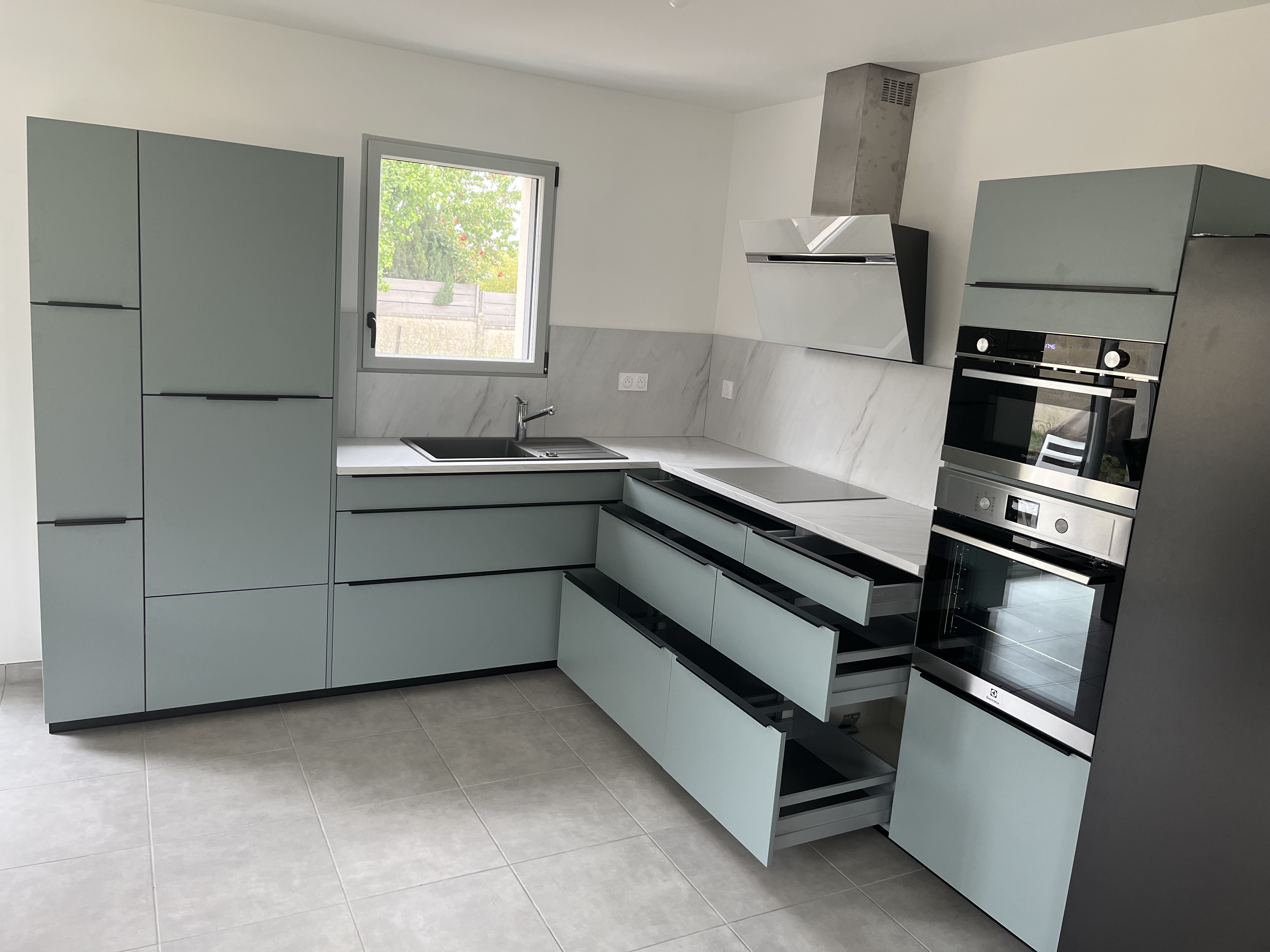 Cuisine avec lave vaisselle en hauteur