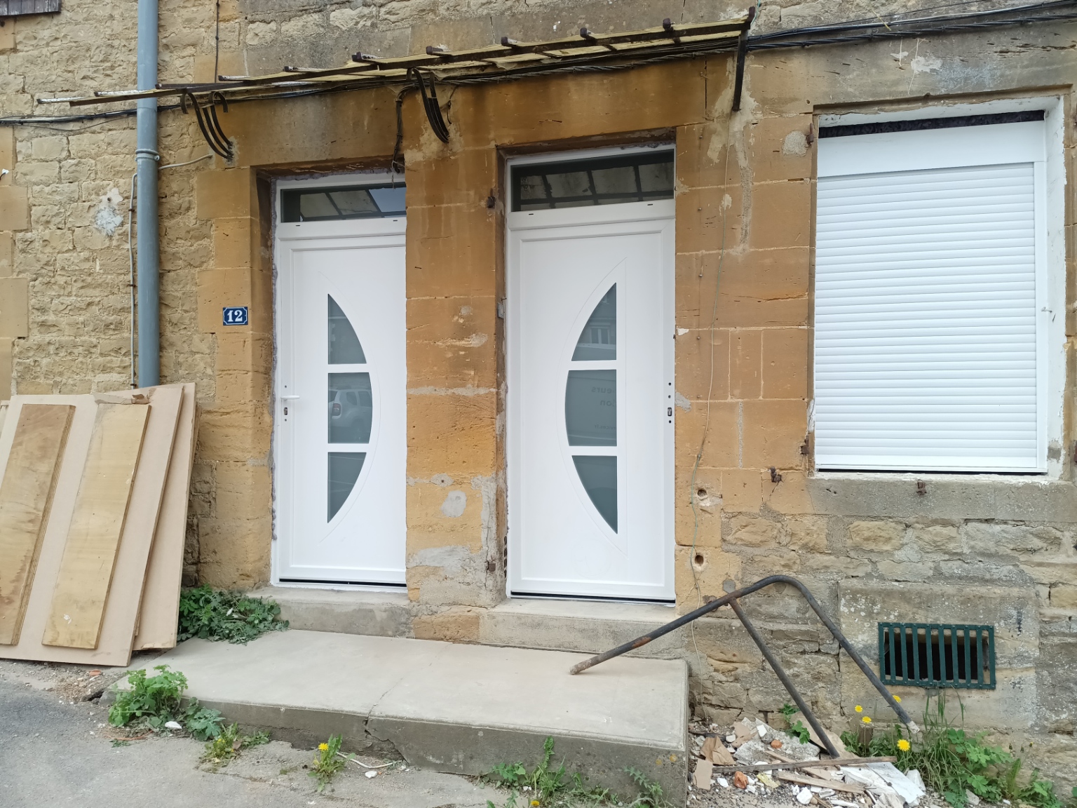 Vue extérieure des deux nouvelles portes et d'une nouvelle fenêtre